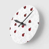Red Ladybug Beetle Insect Lover Black Hearts Runde Wanduhr (Winkel)