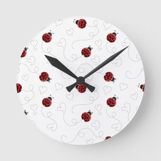 Red Ladybug Beetle Insect Lover Black Hearts Runde Wanduhr (Vorderseite)