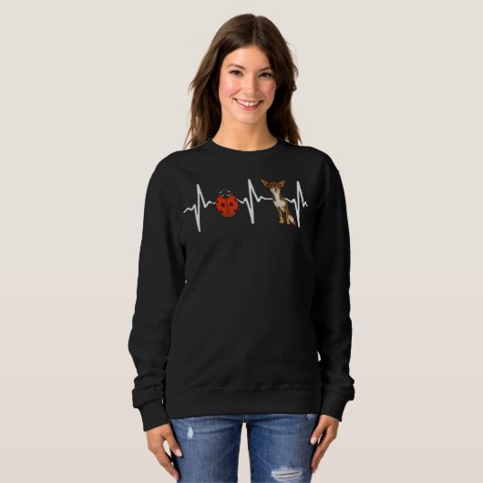 Red Ladybug Brown Chihuahua Heartbeat Dog Sweatshirt (Vorne ganz)