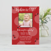 Red Ladybug Polka Dot Birthday Foto Einladungen (Stehend Vorderseite)