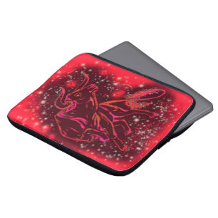 Red Laptop Sleeve Bull läuft in der frühen Nacht