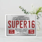 Red License Plate Super 16 Party Einladungen (Stehend Vorderseite)