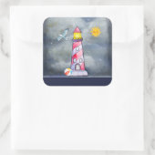 Red Lighthouse mit einem Stormy Background Quadratischer Aufkleber (Tasche)