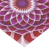 Red Lila Dahlia Tischdecke (Schrägansicht)