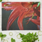 Red Lily Textured Handtuch (Gefaltet)
