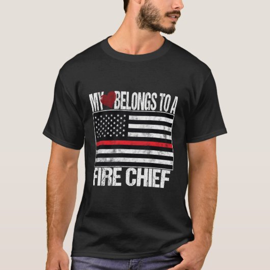 Red Line Flag mein Herz gehört zu einem Feuerwehrm T-Shirt (Vorderseite)