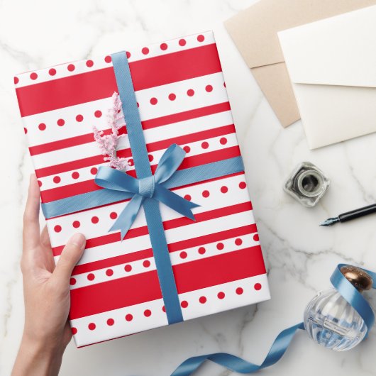 Red Lines and Dots Christmas Simple Geschenkpapier (Schenken)