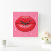 Red Lipstick big pop art lips on girly pink Quadratische Wanduhr (Zuhause)