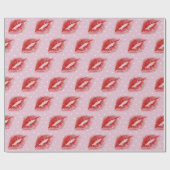 Red Lipstick Kiss auf Polka Dots Geschenkpapier (Flach)