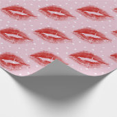 Red Lipstick Kiss auf Polka Dots Geschenkpapier (Ecke)