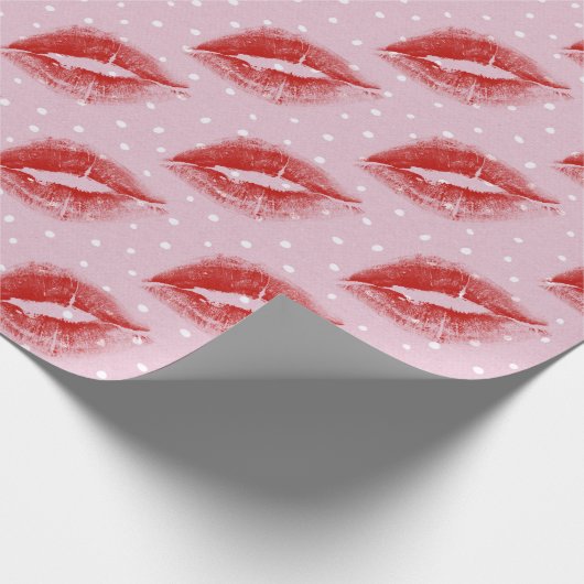 Red Lipstick Kiss auf Polka Dots Geschenkpapier (Ecke)