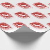 Red Lipstick Kiss auf Weiß Geschenkpapier (Ecke)