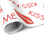 Red Lipstick Kiss Me Lips Valentinstag Liebe Geschenkpapier (Rolleneckpunkt)