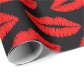 Red Lipstick Kiss Pattern Black Wrapping Paper Geschenkpapier (Rolleneckpunkt)