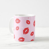 Red Lipstick Kisses auf rosa Hintergrundemuster Kaffeetasse (Vorderseite Links)