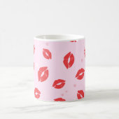 Red Lipstick Kisses auf rosa Hintergrundemuster Kaffeetasse (Mittel)