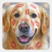 Red Lipstick Kisses On a Golden Retriever Quadratischer Aufkleber (Vorderseite)