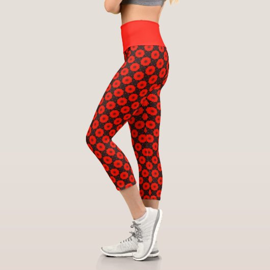 Red Lotus Tranquility: Red Mandala auf brauner Bas Capri Leggings (Links)