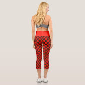 Red Lotus Tranquility: Red Mandala auf brauner Bas Capri Leggings (Rückseite)