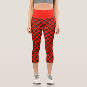 Red Lotus Tranquility: Red Mandala auf brauner Bas Capri Leggings (Vorderseite)