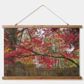 Red Maple Leaves and Bamboo Fence Photo Wandteppich Mit Holzrahmen (Vorne)