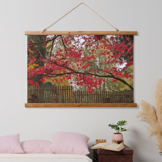 Red Maple Leaves and Bamboo Fence Photo Wandteppich Mit Holzrahmen (Schlafzimmer)