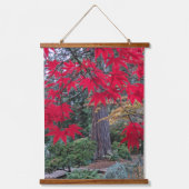 Red Maple Leaves in Japanese Garden Wandteppich Mit Holzrahmen (Vorderseite)