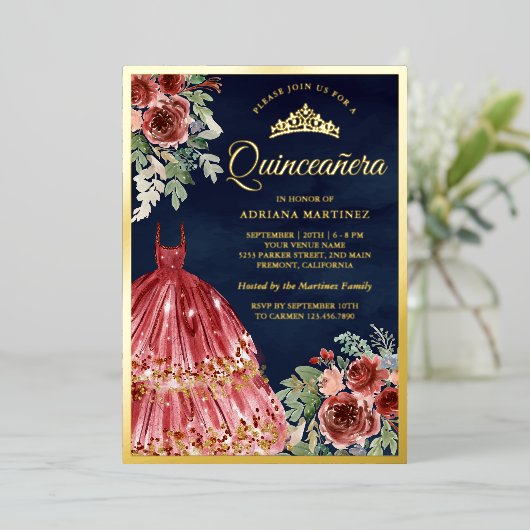 Red Marsala florales Kleid Quinceanera Navy Gold Folieneinladung (Stehend vorne)
