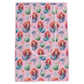 Red Mermaid Gift Bag in Pink Mittlere Geschenktüte (Rückseite)