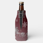Red Merry and Bright Snowflakes Weihnachten Flaschenkühler (Flasche Rückseite)