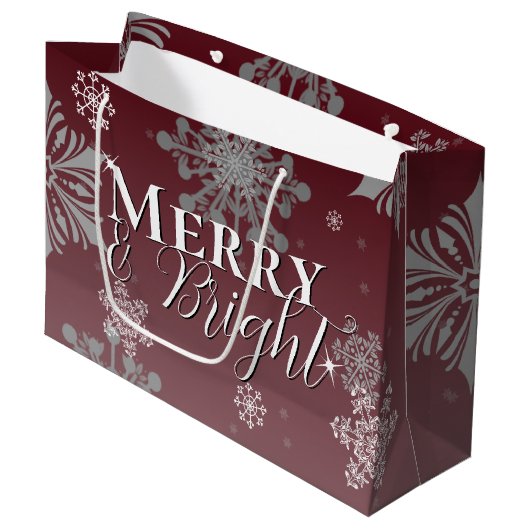 Red Merry and Bright Snowflakes Weihnachten Große Geschenktüte (Vorderseite Schrägansicht)