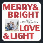 Red Merry Bright Liebe und Light Christmas Holiday Quadratischer Aufkleber<br><div class="desc">Ein Spritzer Rottöne beleuchten dieses moderne,  typische Geschenketikett mit der Aufschrift "Merry & Bright Liebe & Light". An Zuhause gebackenen Waren,  Umschlägen,  Weinflaschen und vielem mehr ankleben,  diese Sonderaufkleber machen Ihr Geschenk leichter und persönlicher.</div>
