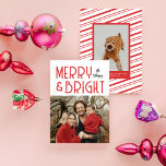 Red Merry & Bright Retro Typografy Foto Feiertagskarte<br><div class="desc">Senden Sie Trend dieses Jahr mit dieser neuen Urlaubsfotokarte mit Vintager Retro-Typografie mit Ihrem Foto unten. Der Rücken zeichnet sich durch ein Muster und eine Stelle für ein zusätzliches Foto und Gefühl aus. Diese Karte ist komplett anpassbar,  inklusive Schriftart und Farbgebung.</div>
