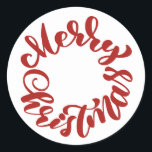 Red Merry Christmas Calligrafy Wreath Runder Aufkleber<br><div class="desc">Frohe Weihnachten! Fügen Sie Ihren Umschlägen,  Karten und Geschenken einen festlichen Akzent mit diesem Ferienaufkleber hinzu. Es zeichnet sich durch eine moderne rote Kalligraphie aus. Dieser Weihnachtsaufkleber ist perfekt als Umschlag Aufkleber und als Geschenkverpackung.</div>