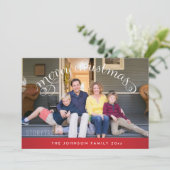 Red Merry Christmas Family Foto Feiertagskarte (Stehend Vorderseite)