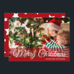 Red Merry Christmas Foto Card Feiertagskarte<br><div class="desc">In dieser Saison wird die Magie der Saison mit diesen Red Merry Weihnachten Foto Grußkarten gefangen genommen! 🎄 ✨ Diese moderne, minimalistische 12x18-Bilderkarte mit weißen Sternen auf der Rückseite, um eine festliche Urlaubskarte zu schaffen. Passen Sie diese bearbeitbare Vorlage für einen sofortigen Download an oder lassen Sie sie für Sie...</div>