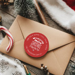 Red Merry Christmas Round Return Address Label Runder Aufkleber<br><div class="desc">Frohe Weihnachtskalligrafie Script mit rotem Hintergrund Aufkleber Vorlage. Kann für das Verschicken von Holiday Karten verwendet werden.</div>