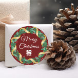Red Merry Christmas Wreath Custom Company Party Runder Aufkleber<br><div class="desc">Dieser schöne Rote Weihnachtsaufkleber der Firma Merry Weihnachten Party wird mit Ihrem Firmenlogo in einem festlichen Heiligen Beerenkrez mit goldener Garlandschaft,  die um die Grünanlage herum umhüllt,  gefertigt. Chic und modern präsentieren die Etiketten für Ihre Kunden oder Firmenmitarbeiter.</div>