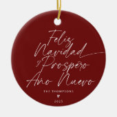 Red Minimalistisch Modern Script Feliz Navidad Keramik Ornament (Vorne)