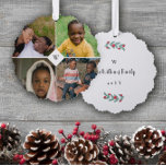 Red Mistletoe White Monogram Foto Collage Family Ornament Karte<br><div class="desc">Weihnachtsschmuck personalisiert mit vier familiären Fotos,  Ihrem ersten,  Familiennamen und dem Jahr. Weihnachtsschmuck mit vier familiären Fotos rund um Ihren Anfang gedruckt.</div>