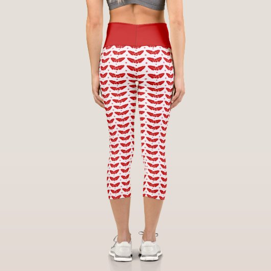 Red Mistletos über Weihnachten im weißen Hintergru Capri Leggings (Rückseite)