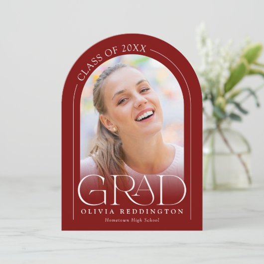 Red Modern Arch 2 Foto Abschluss Ankündigung (Stehend Vorderseite)