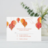 Red Modern Paper Lanterns White Wedding RSVP Karte (Stehend Vorderseite)