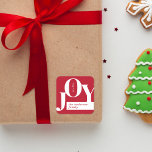 Red Modern Typografy Christmas Joy Quadratischer Aufkleber<br><div class="desc">Freuen Sie sich auf unseren modernen Weihnachtsaufkleber! Ideal für Weihnachts-Geschenketiketten und mehr! Unser Weihnachtsweihnachtsaufkleber enthält das Wort "JOY", das auf unterhaltsame Weise über den Designbereich verteilt ist. Sie können einfach Ihren Familiennamen und das Jahr hinzufügen, indem Sie auf "Personalisieren Sie diese Vorlage" klicken. Mit diesem einzigartigen Aufkleber verteilen Sie Ihren...</div>