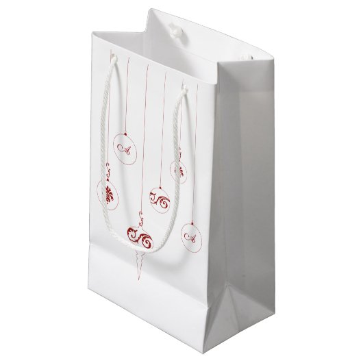 Red Monogram Bauble Hanging Ornament Gift Bag Kleine Geschenktüte (Vorderseite Schrägansicht)