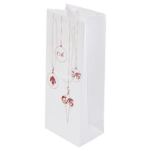 Red Monogram Bauble Weihnachtsschmuck Geschenktüte Für Weinflaschen (Vorderseite Schrägansicht)