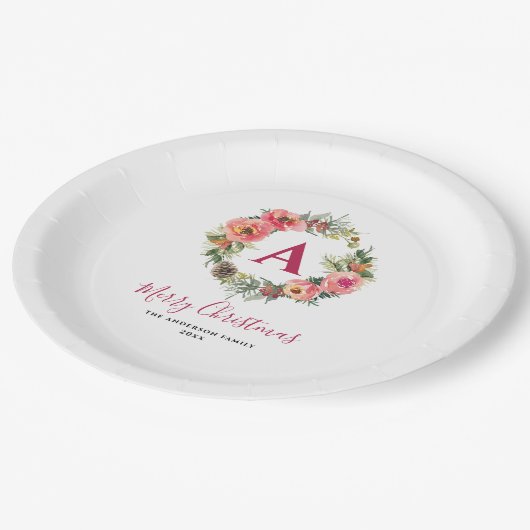 Red Monogram Greenery Pink Wreath Christmas Pappteller (Schrägansicht)