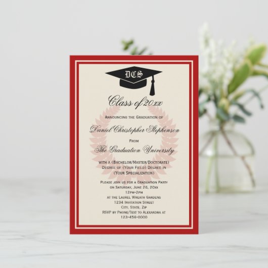 Red Monogram Laurel Classic Uni-Abschluss Einladung (Stehend Vorderseite)