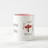 Red Mushroom Amanita Cartoon Zweifarbige Tasse (Mittel)