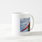 Red Northern Kardinal auf Baumstumpf Custom Kaffeetasse (VorderseiteRechts)